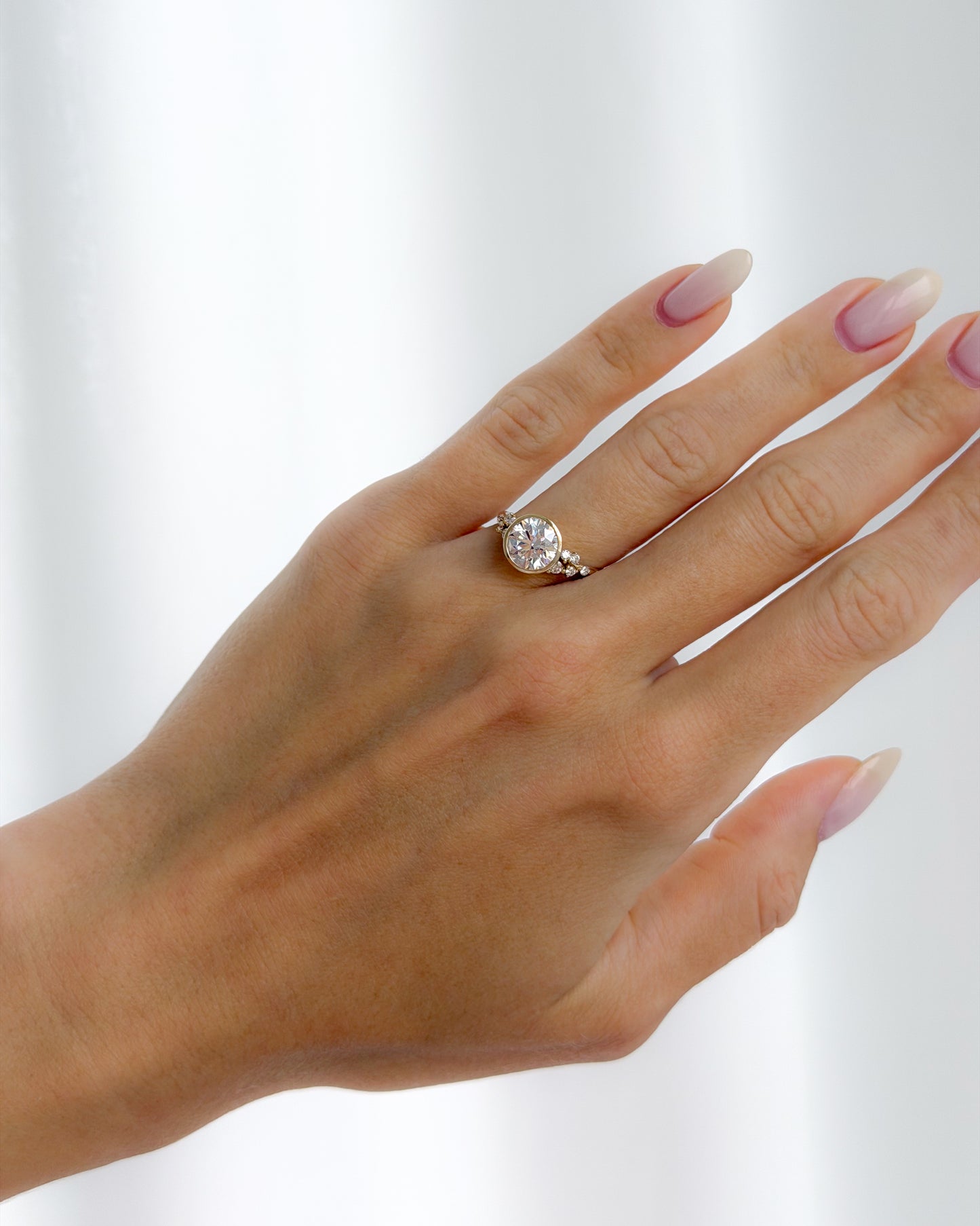 Maria Ring - Round Bezel