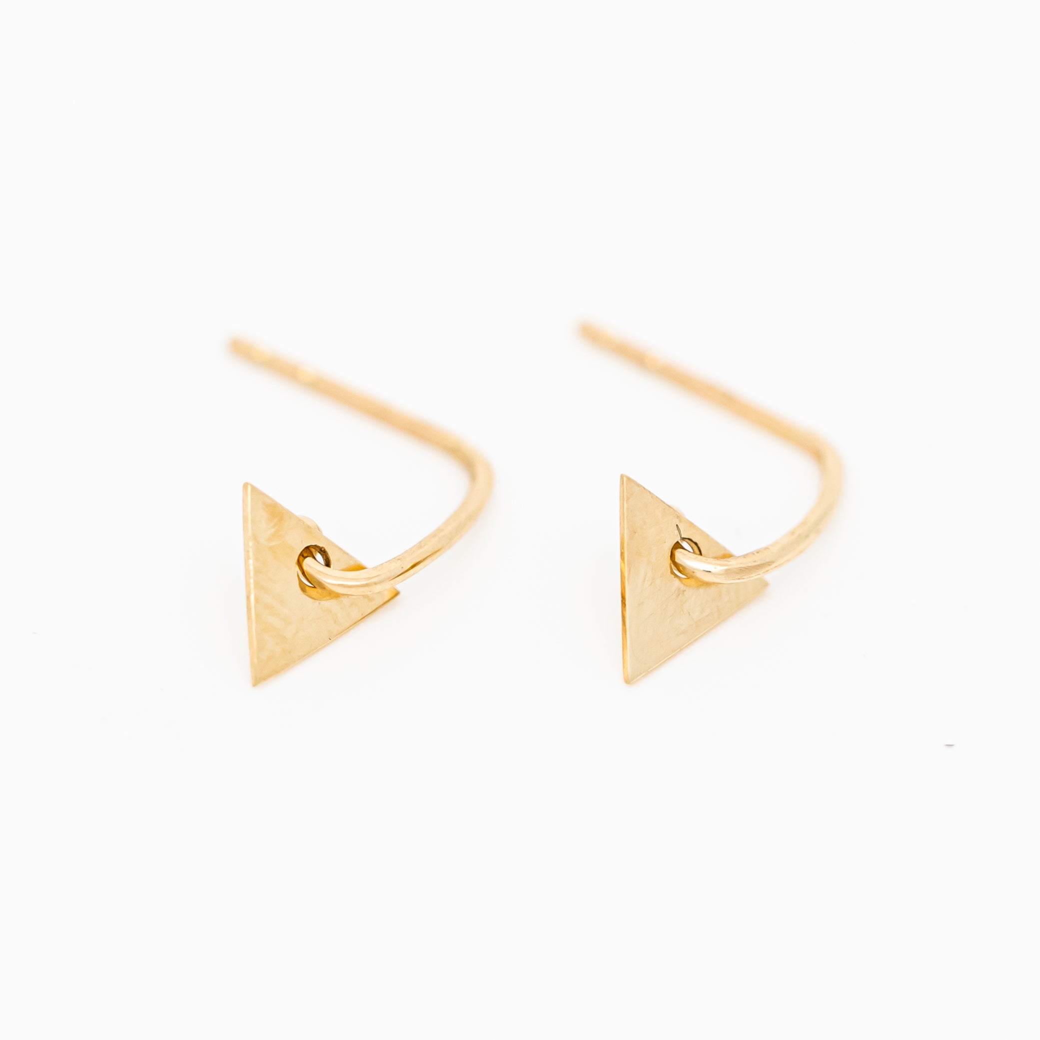 Hug Me Triangle Studs – Modern 14K Gold Geometric Earrings